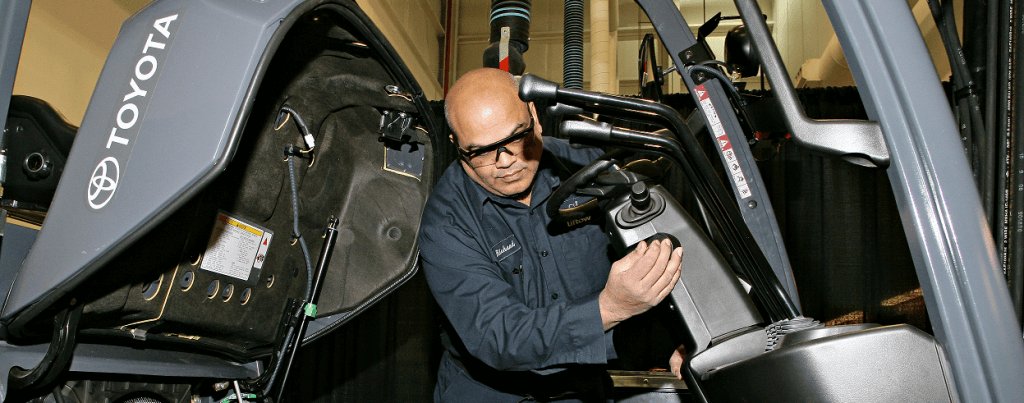 Devenez technicien d'entretien de chariot élévateur