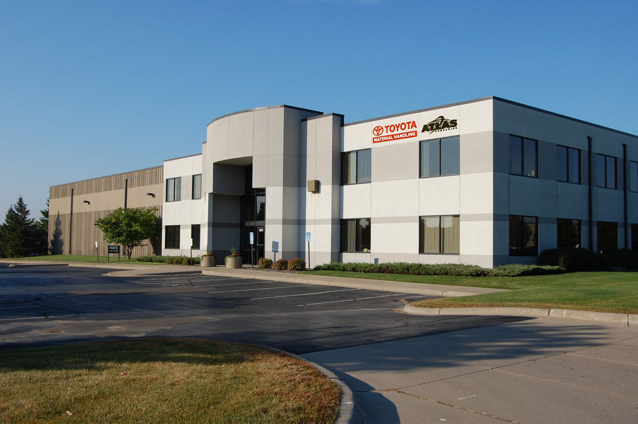 Edificio de manejo de materiales Toyota Atlas blanco en Brooklyn Park, MN