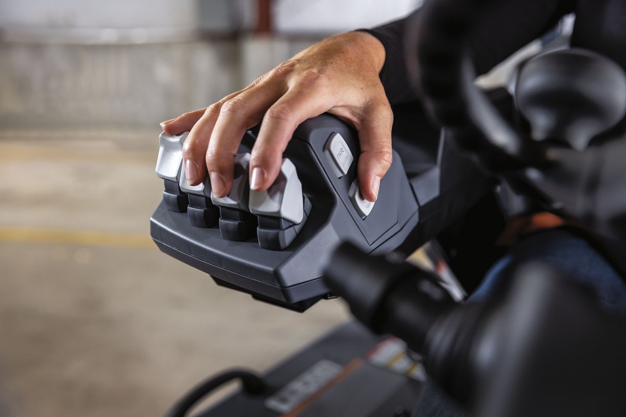 Gros plan des commandes EZ Fingertip de Toyota