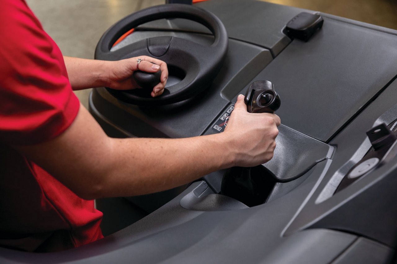 Le chariot à mât rétractable de Toyota avec position latérale mettant en valeur la poignée de commande multifonction