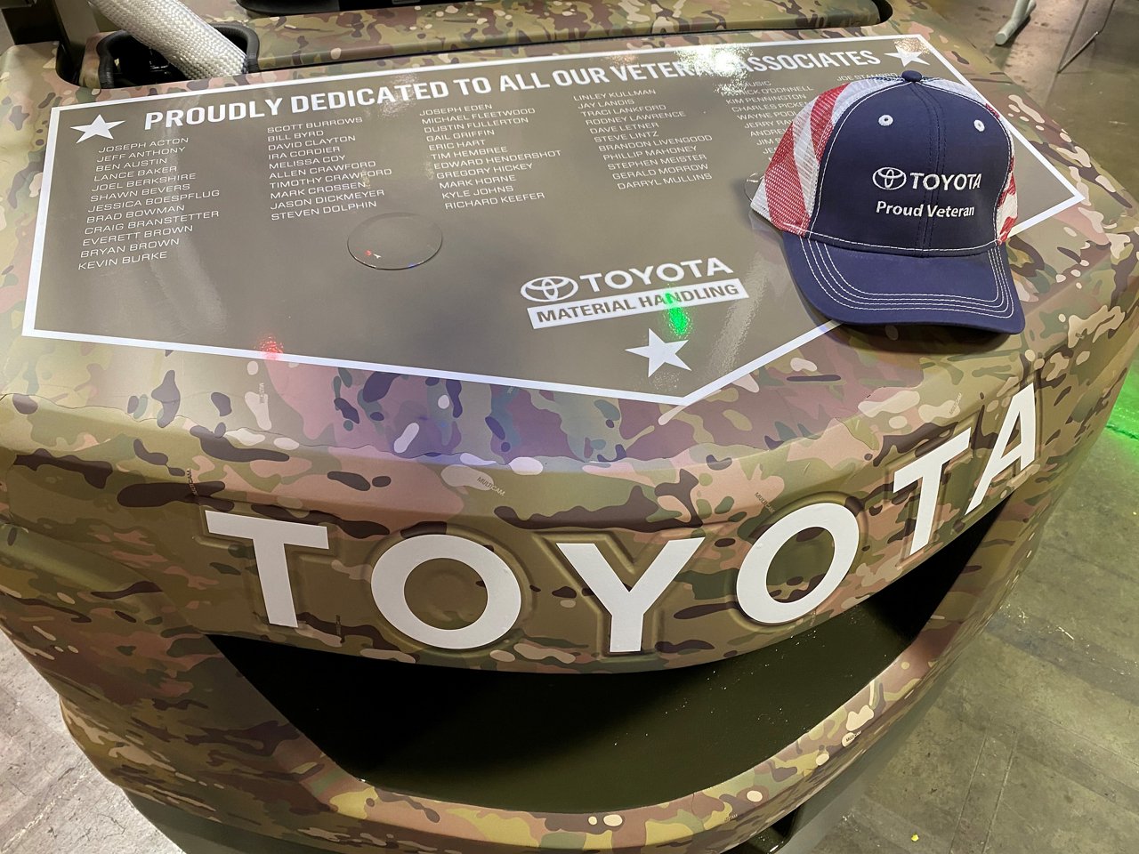 Chariot élévateur dédié aux vétérans de Toyota présentant les noms des employés vétérans