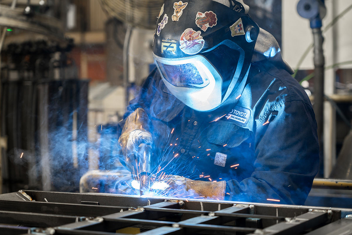 Toyota Welding s’associe à un casque de sécurité pour souder une pièce d’équipement